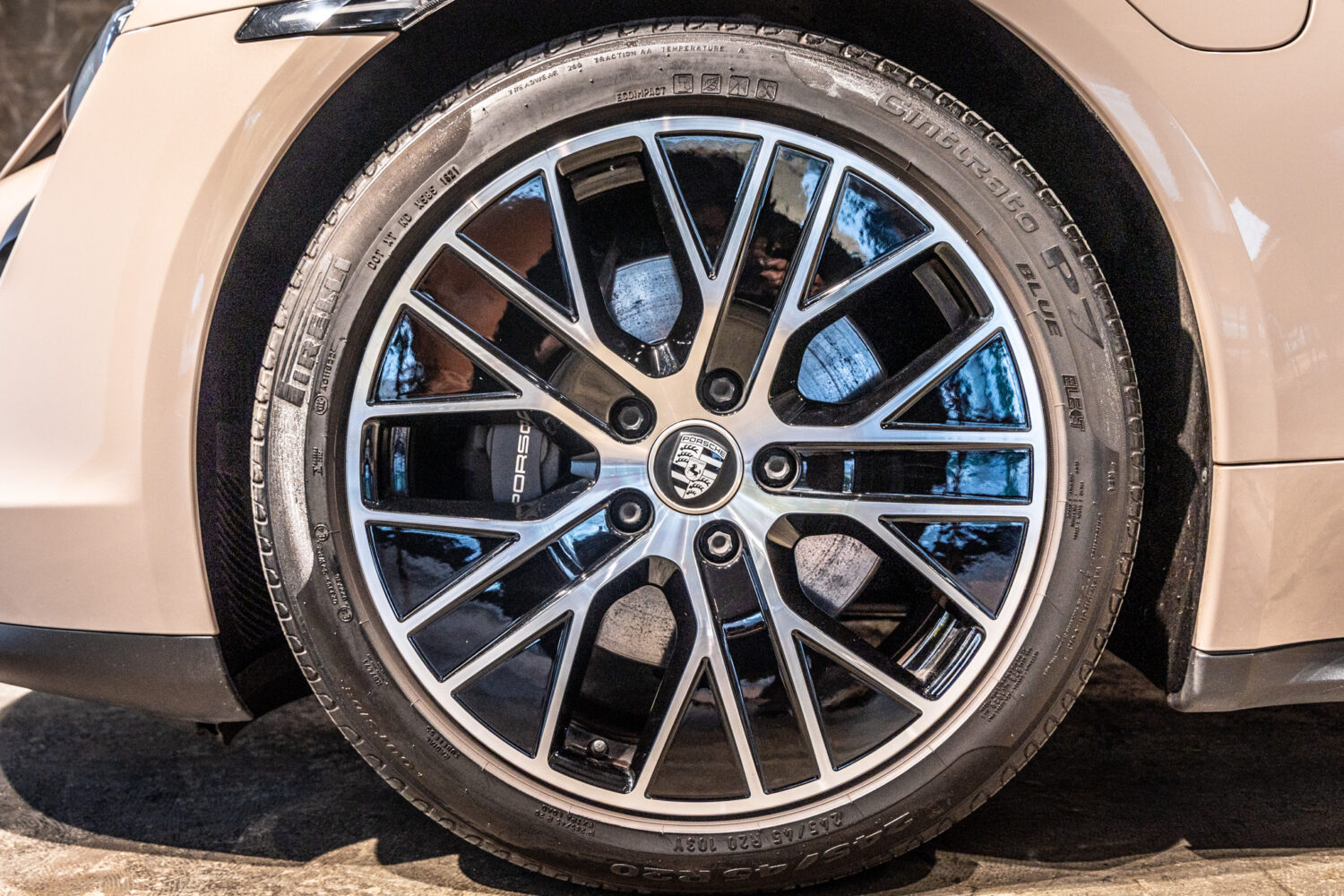 タイカン パフォーマンスBatteryプラス4+1シート