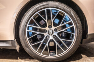 タイカン パフォーマンスBatteryプラス4+1シート