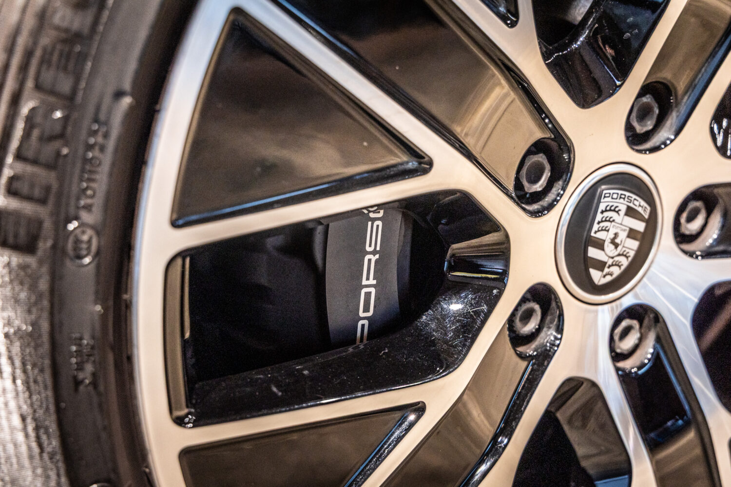 タイカン パフォーマンスBatteryプラス4+1シート