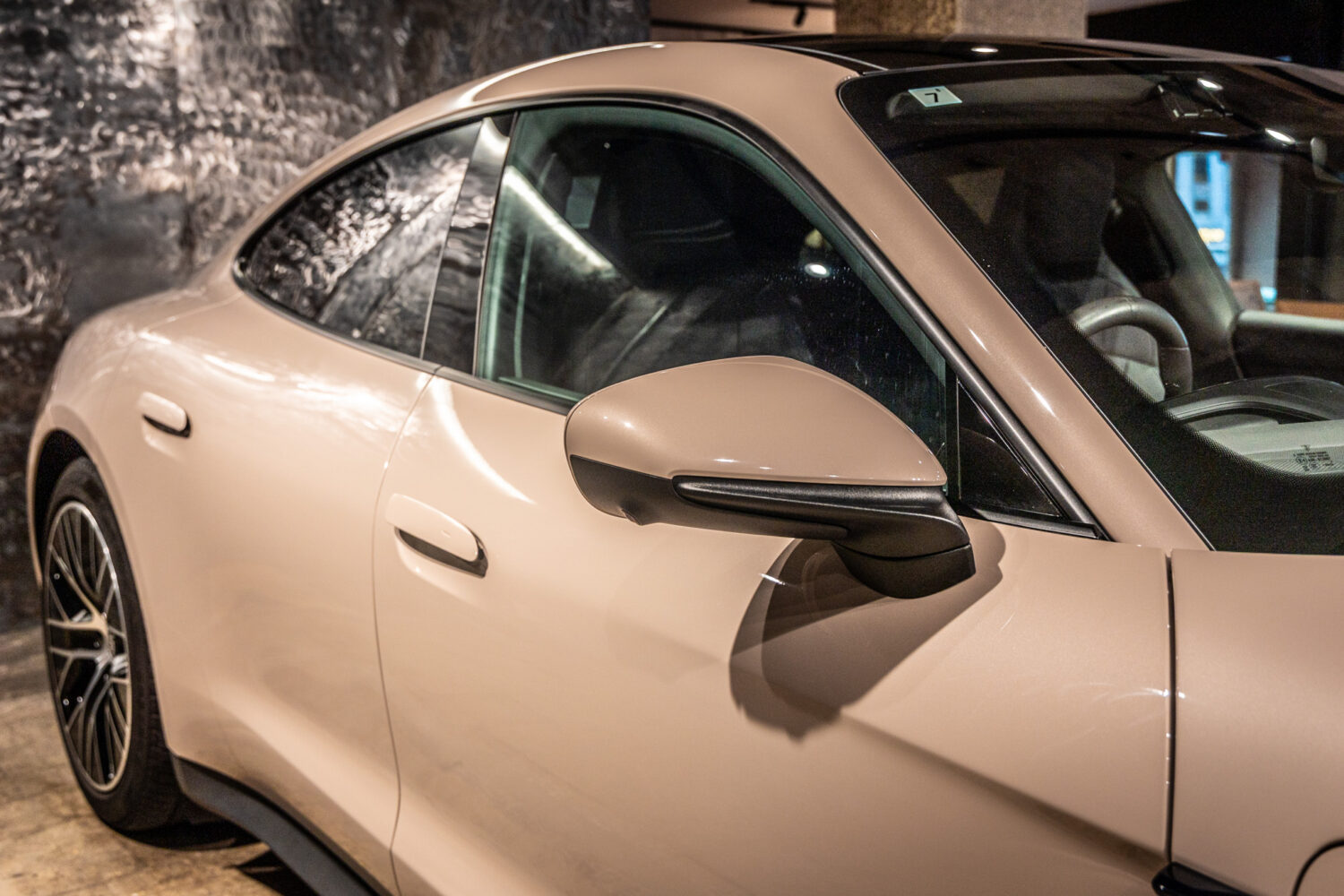 タイカン パフォーマンスBatteryプラス4+1シート