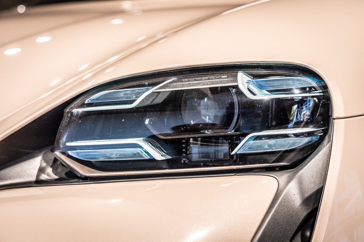 タイカン パフォーマンスBatteryプラス4+1シート