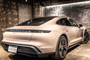 タイカン パフォーマンスBatteryプラス4+1シート