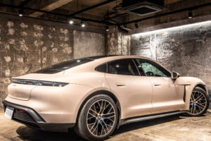 タイカン パフォーマンスBatteryプラス4+1シート