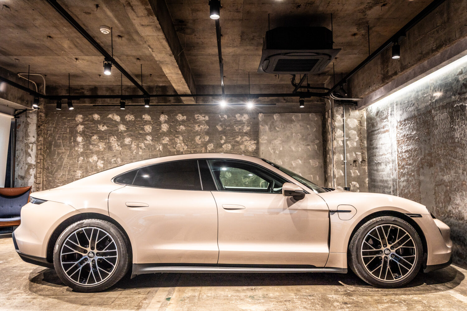 タイカン パフォーマンスBatteryプラス4+1シート