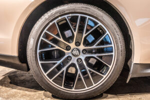 タイカン パフォーマンスBatteryプラス4+1シート