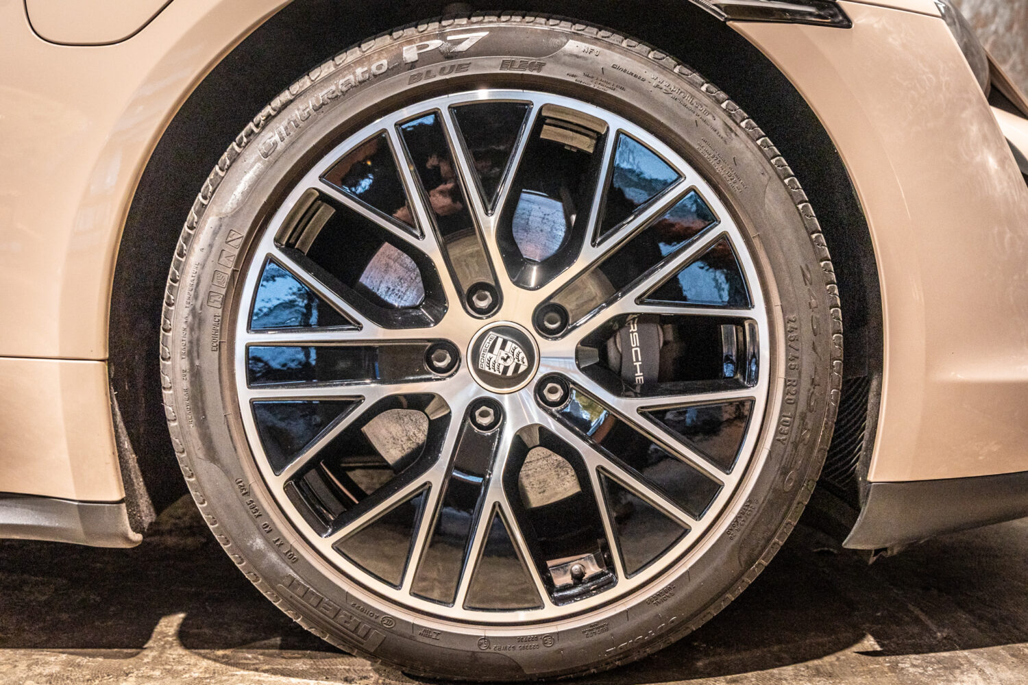 タイカン パフォーマンスBatteryプラス4+1シート