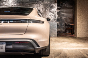 タイカン パフォーマンスBatteryプラス4+1シート