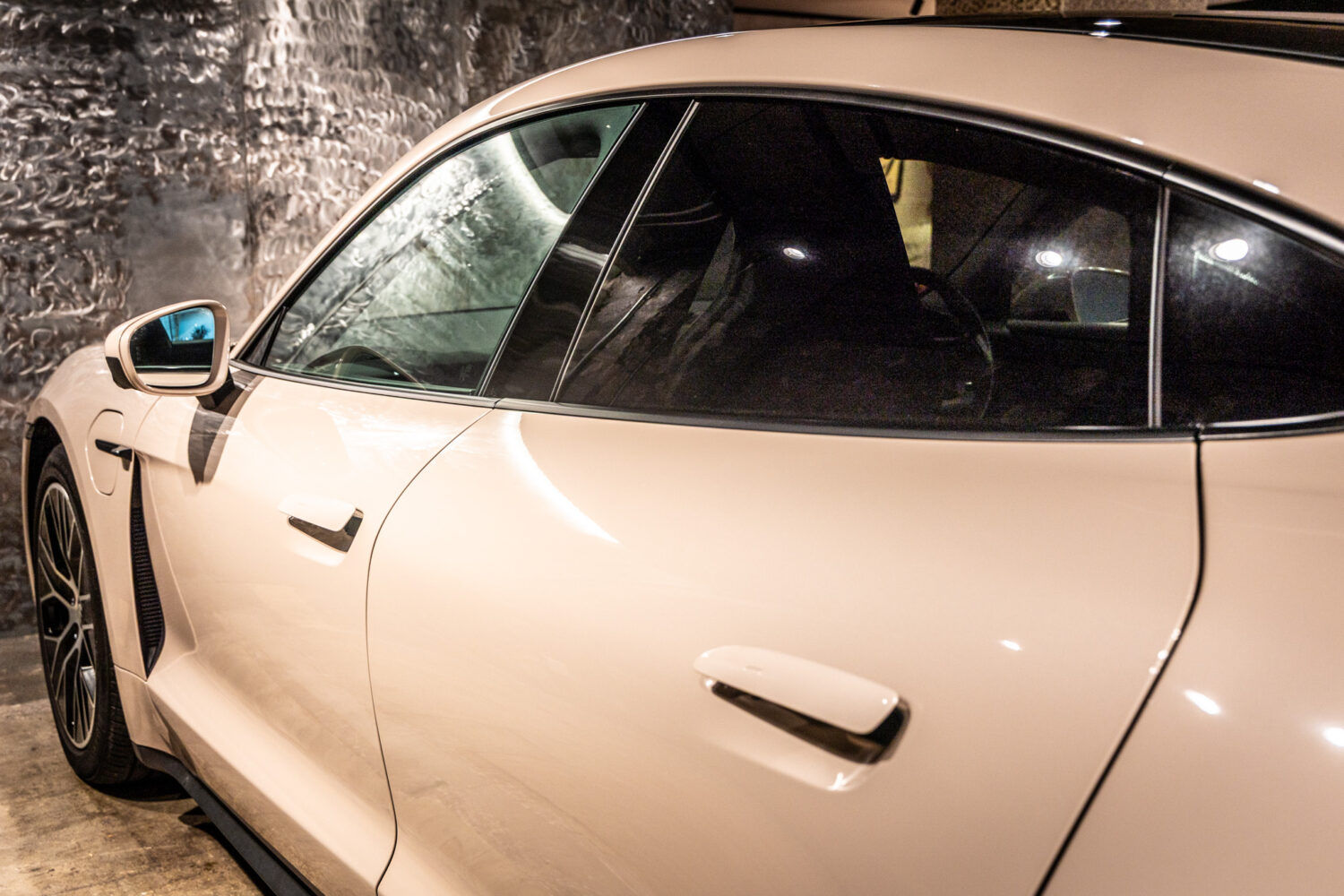 タイカン パフォーマンスBatteryプラス4+1シート