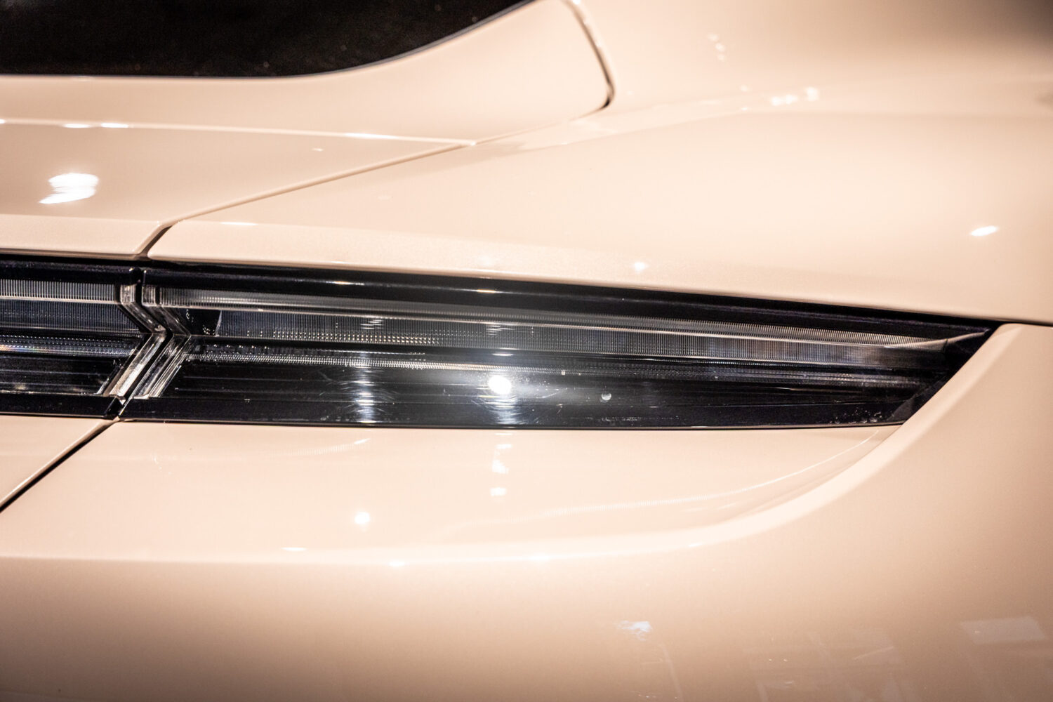 タイカン パフォーマンスBatteryプラス4+1シート