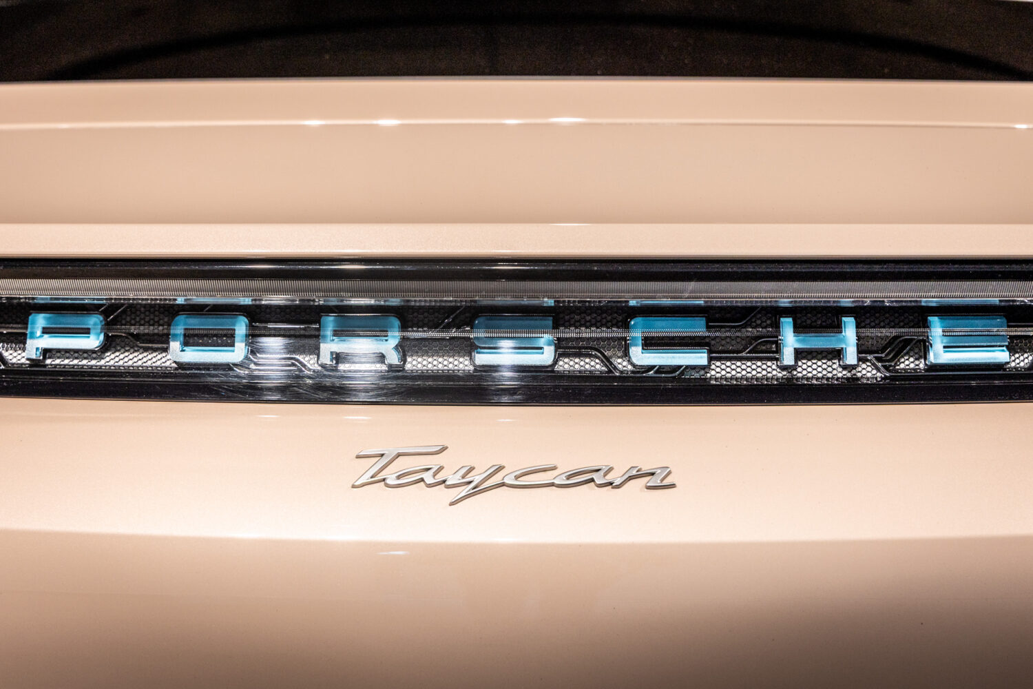 タイカン パフォーマンスBatteryプラス4+1シート