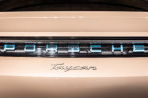 タイカン パフォーマンスBatteryプラス4+1シート