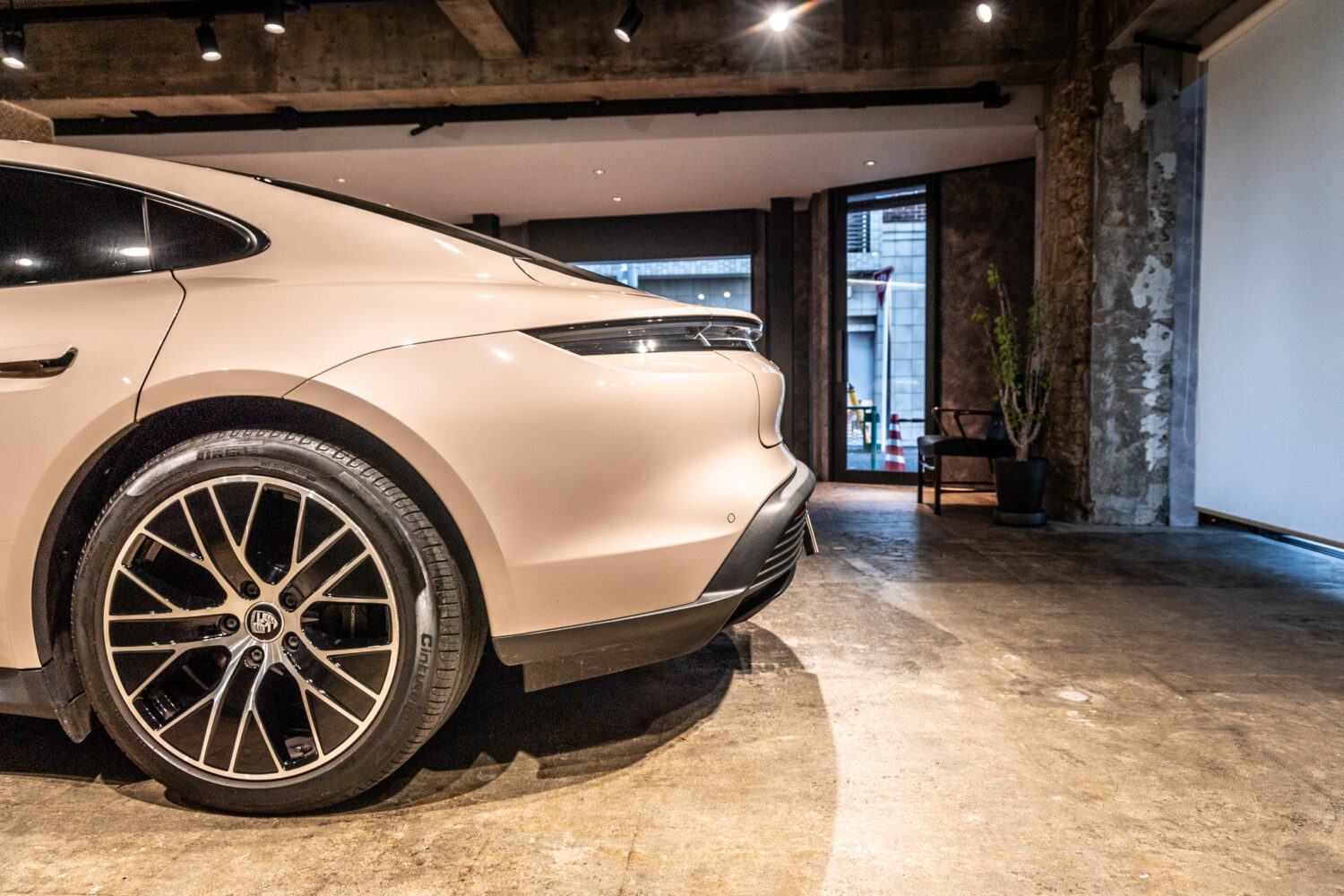 タイカン パフォーマンスBatteryプラス4+1シート