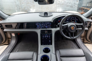 タイカン パフォーマンスBatteryプラス4+1シート