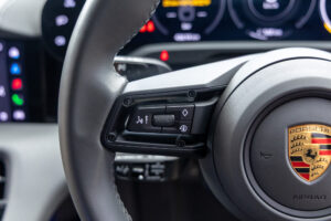 タイカン パフォーマンスBatteryプラス4+1シート