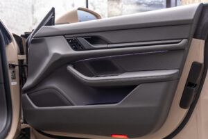 タイカン パフォーマンスBatteryプラス4+1シート