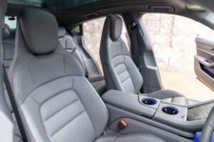 タイカン パフォーマンスBatteryプラス4+1シート