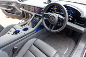 タイカン パフォーマンスBatteryプラス4+1シート