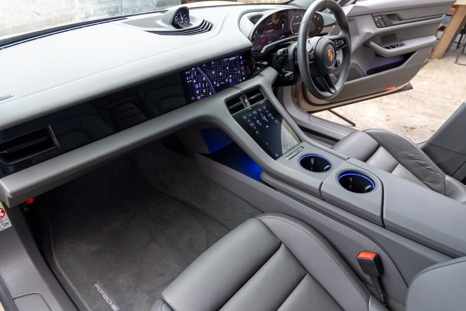 タイカン パフォーマンスBatteryプラス4+1シート