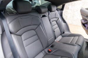 タイカン パフォーマンスBatteryプラス4+1シート