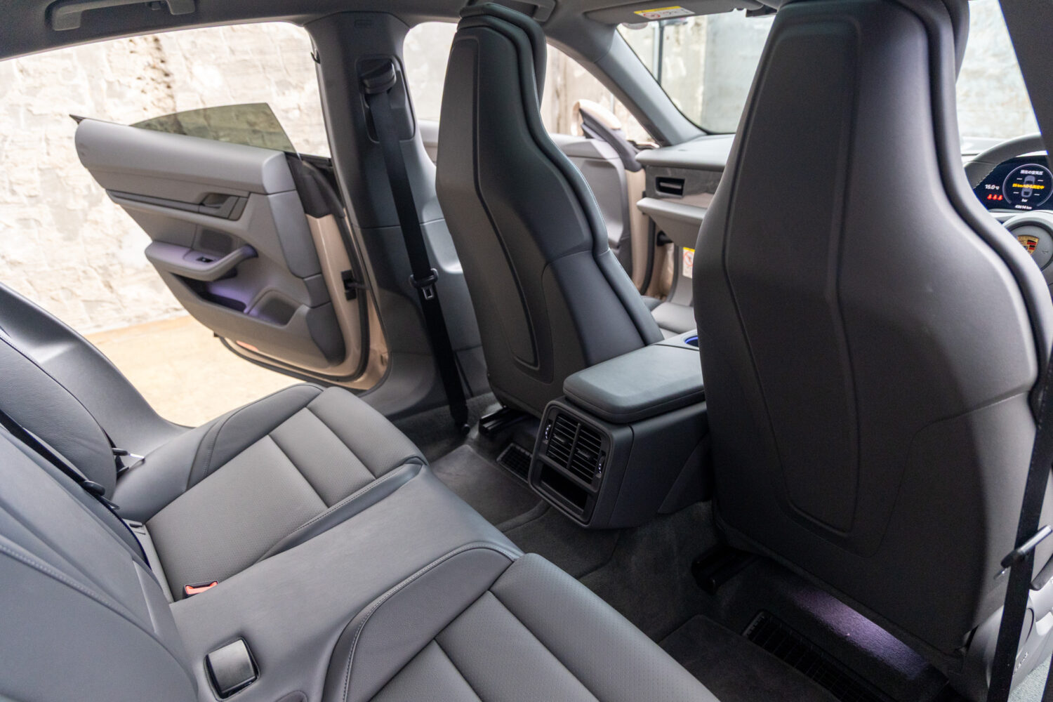 タイカン パフォーマンスBatteryプラス4+1シート