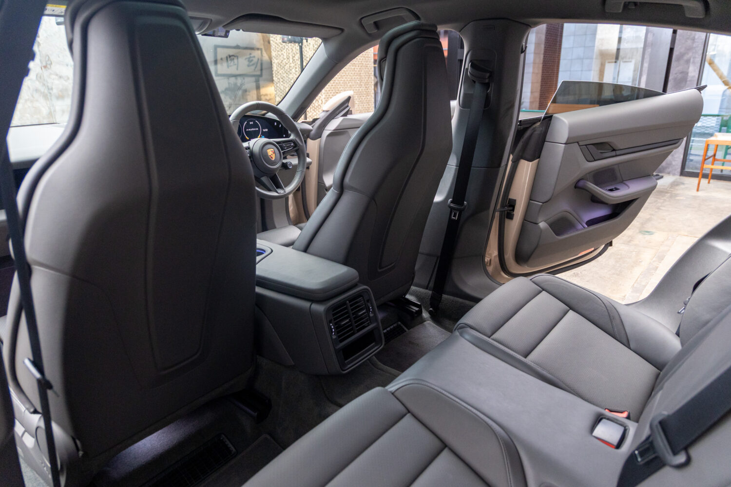 タイカン パフォーマンスBatteryプラス4+1シート