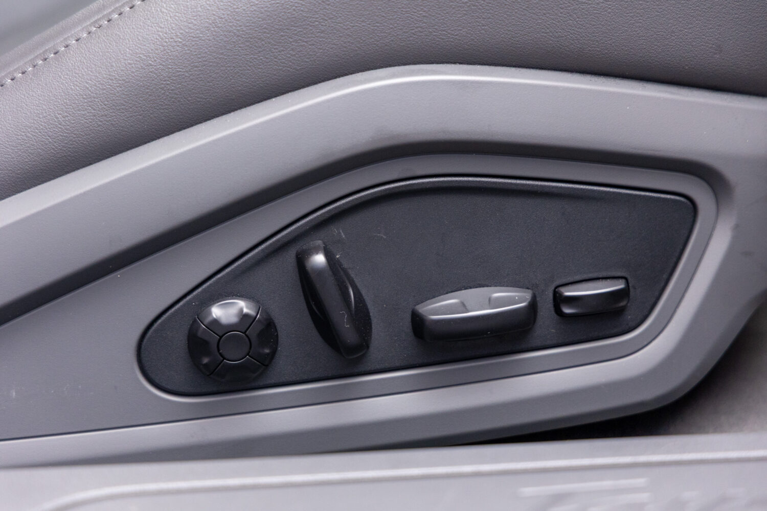 タイカン パフォーマンスBatteryプラス4+1シート