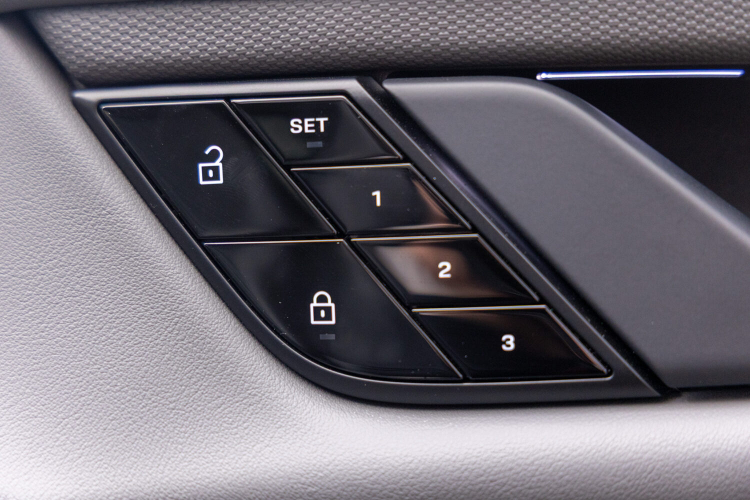 タイカン パフォーマンスBatteryプラス4+1シート