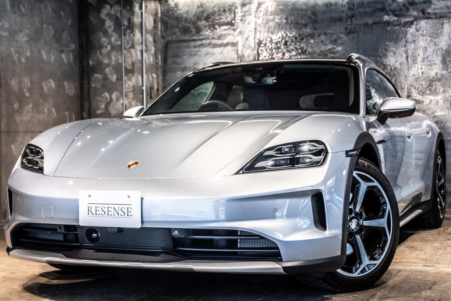 タイカンクロスツーリスモ 4 4+1シート 4WD