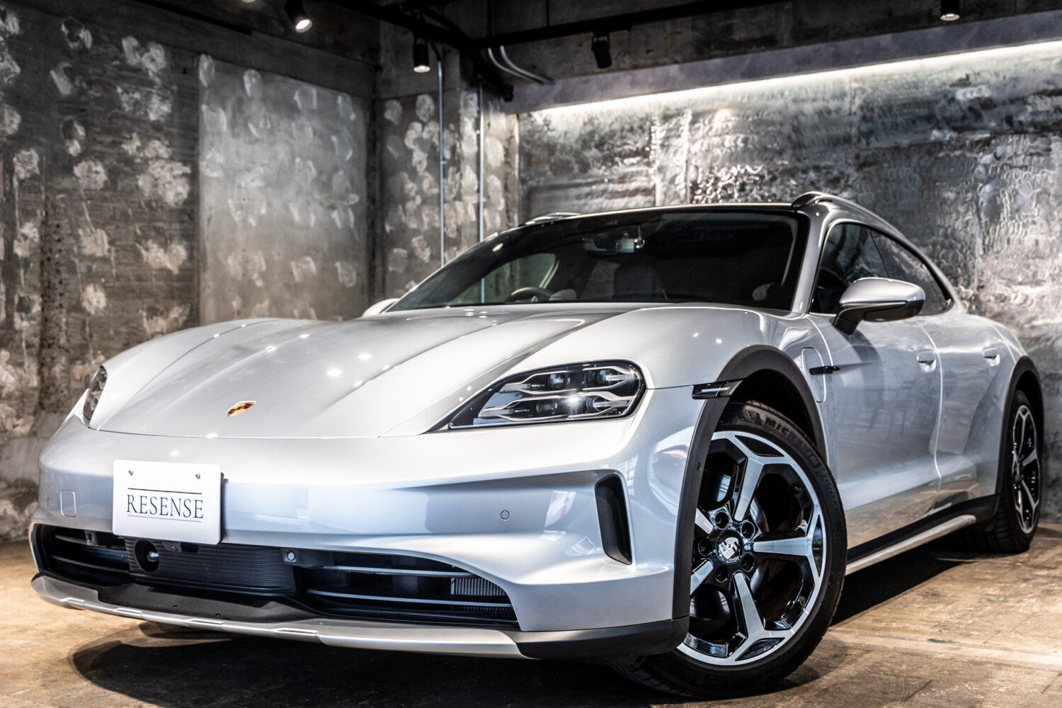 タイカンクロスツーリスモ 4 4+1シート 4WD