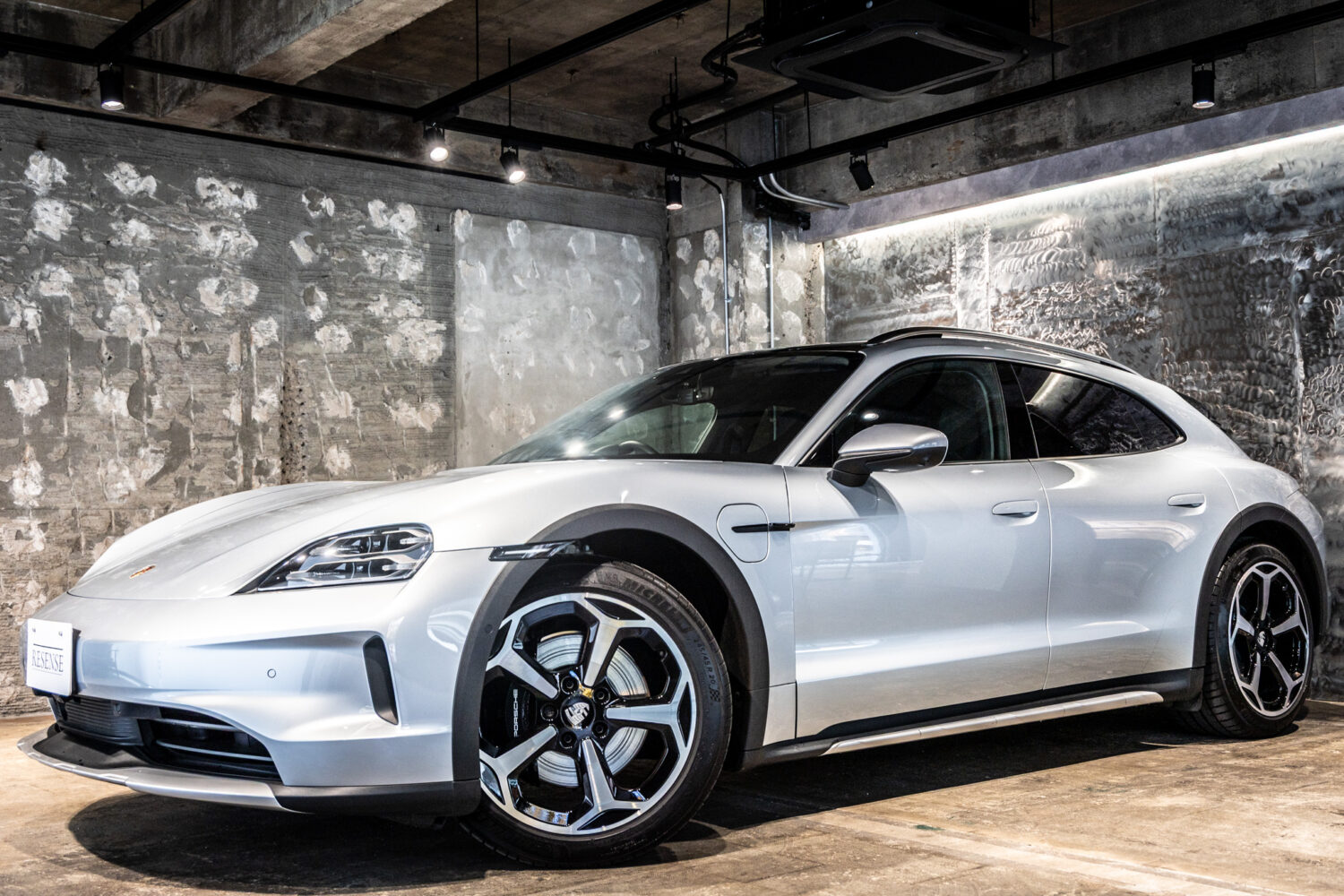 タイカンクロスツーリスモ 4 4+1シート 4WD