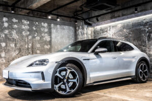 タイカンクロスツーリスモ 4 4+1シート 4WD