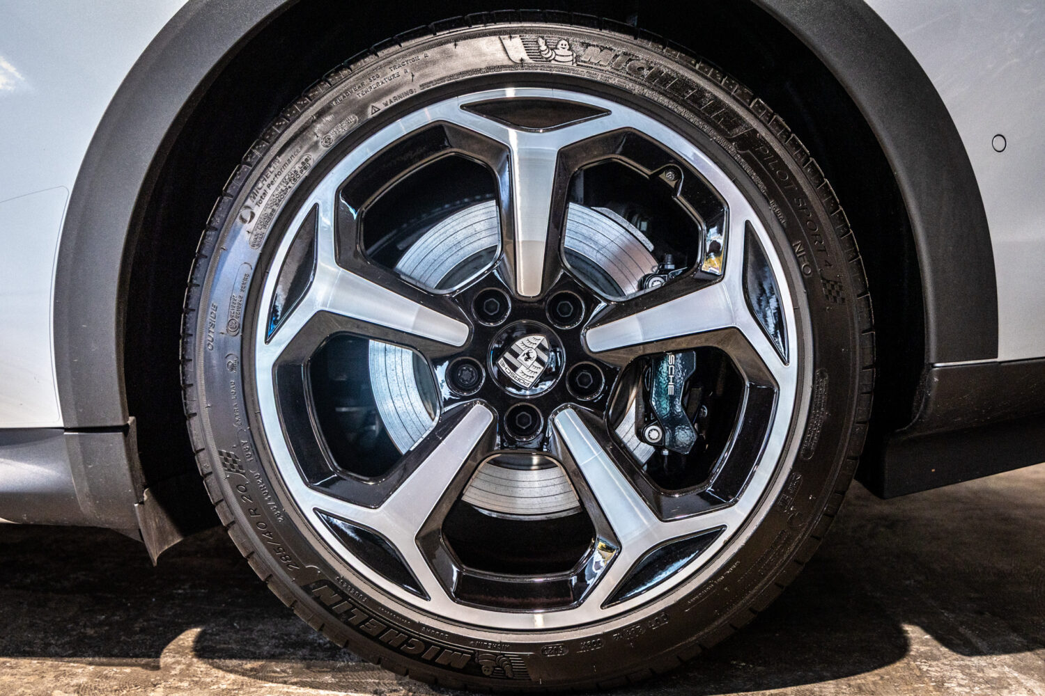 タイカンクロスツーリスモ 4 4+1シート 4WD