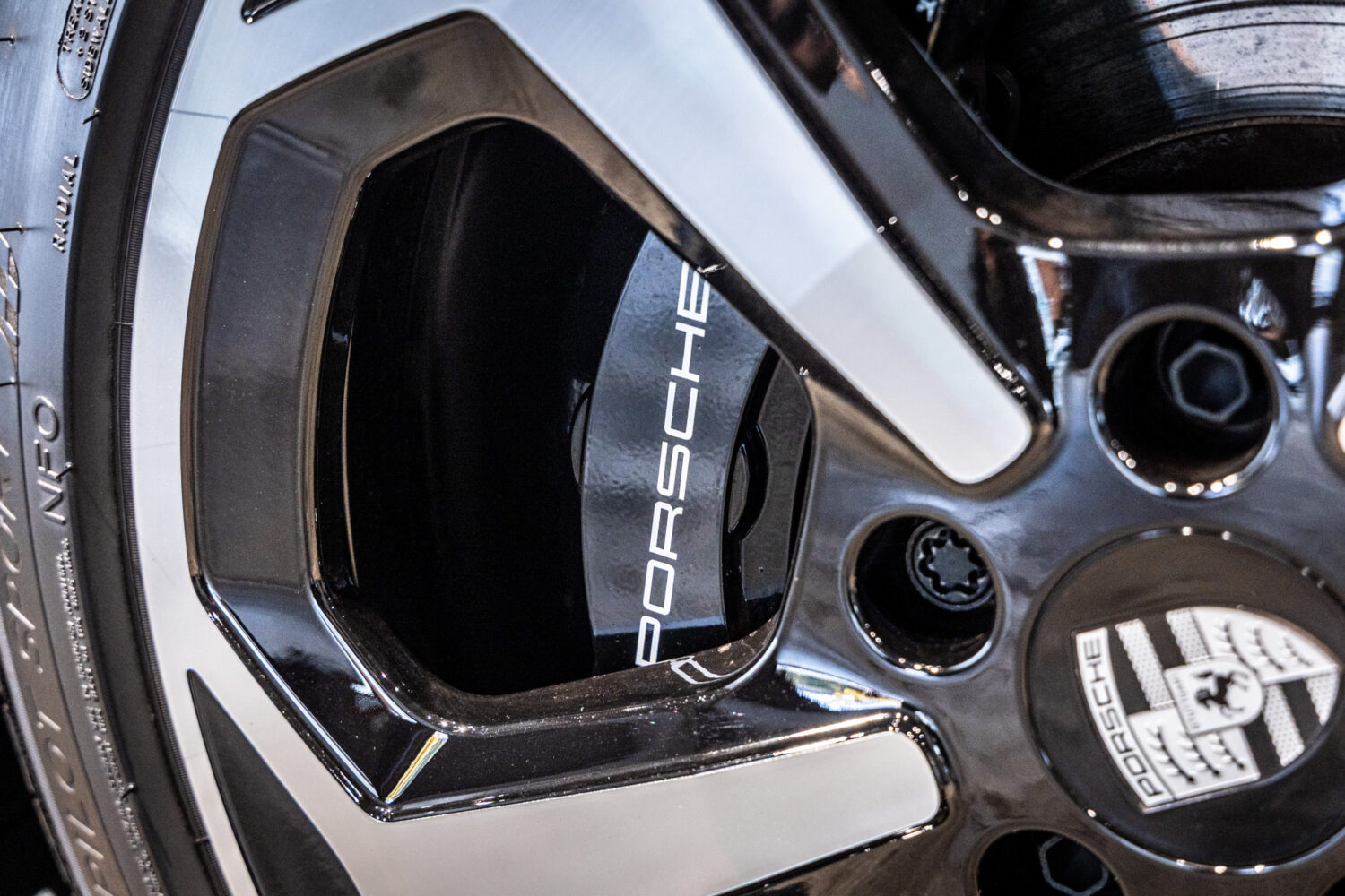 タイカンクロスツーリスモ 4 4+1シート 4WD