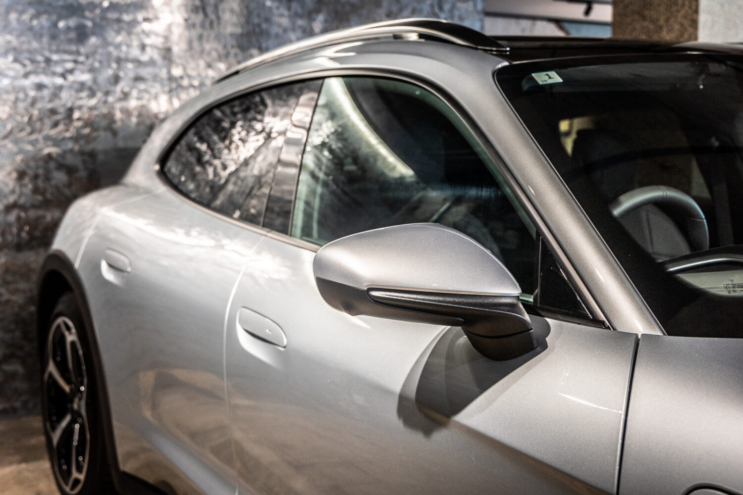 タイカンクロスツーリスモ 4 4+1シート 4WD