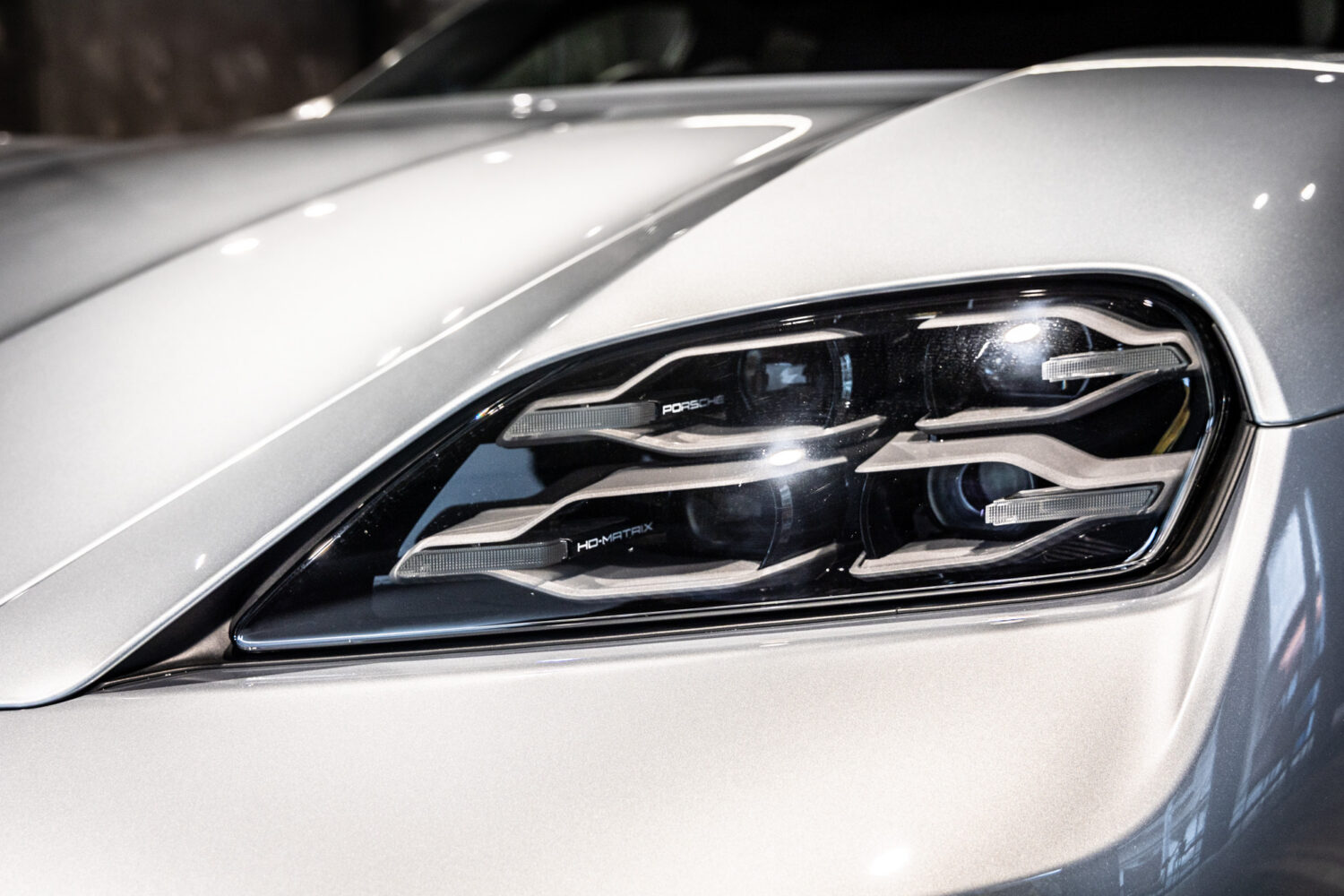 タイカンクロスツーリスモ 4 4+1シート 4WD