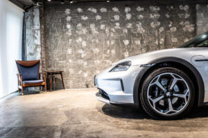 タイカンクロスツーリスモ 4 4+1シート 4WD