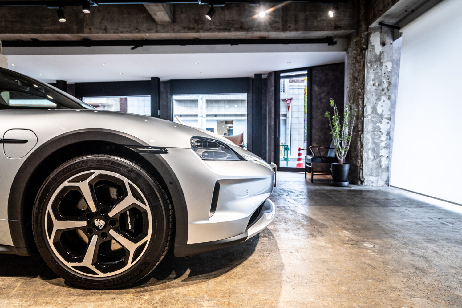 タイカンクロスツーリスモ 4 4+1シート 4WD