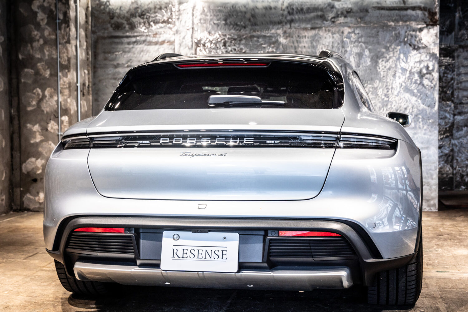 タイカンクロスツーリスモ 4 4+1シート 4WD