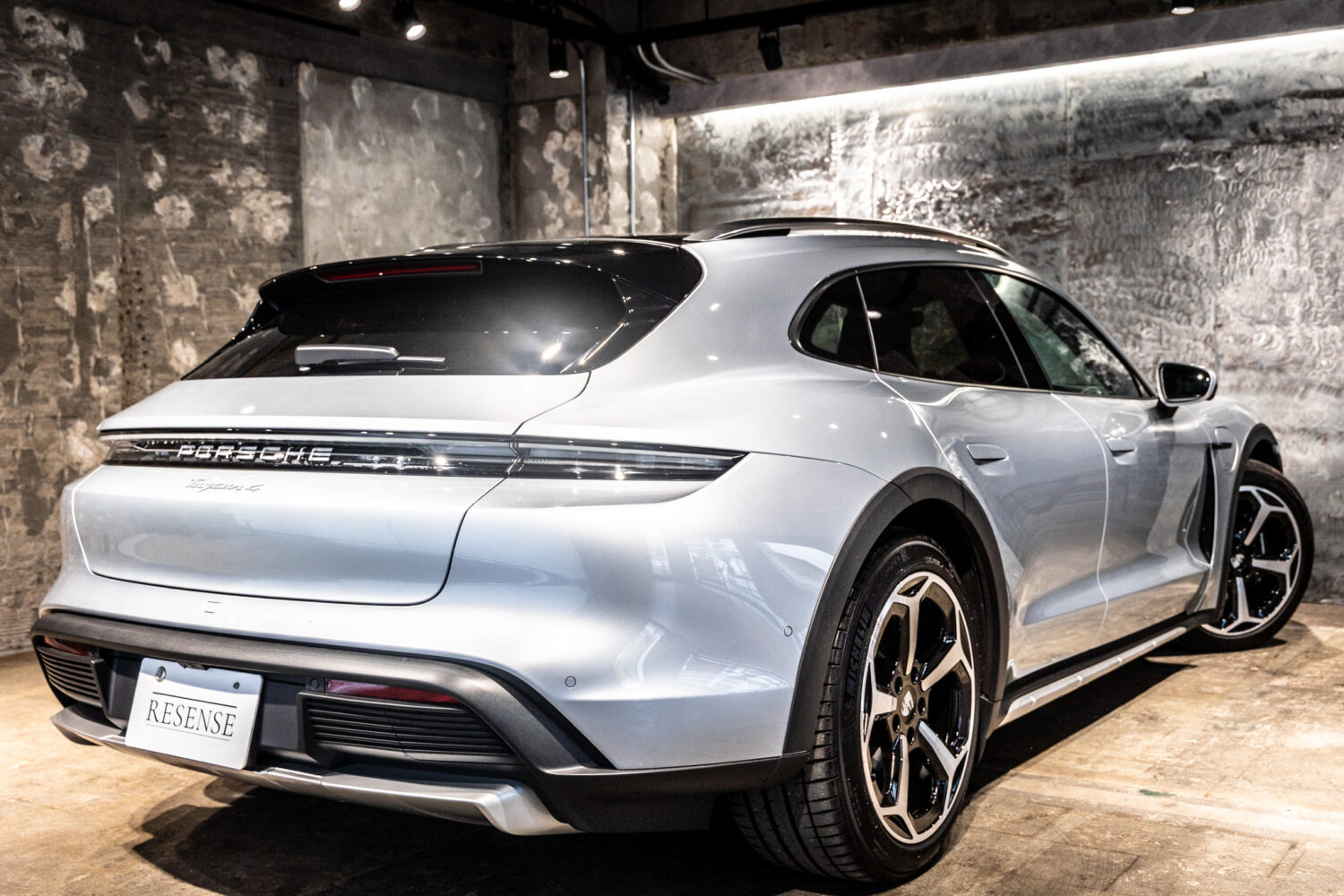 タイカンクロスツーリスモ 4 4+1シート 4WD