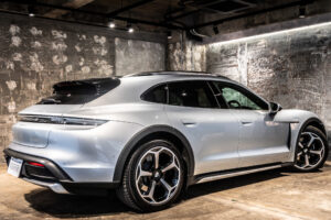 タイカンクロスツーリスモ 4 4+1シート 4WD