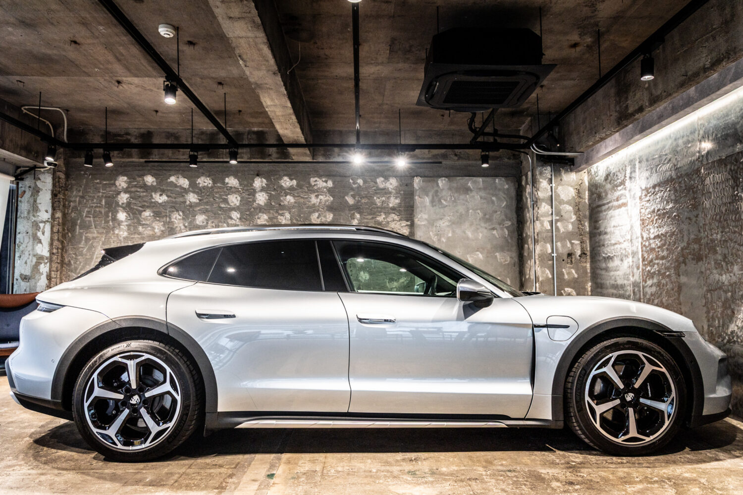 タイカンクロスツーリスモ 4 4+1シート 4WD