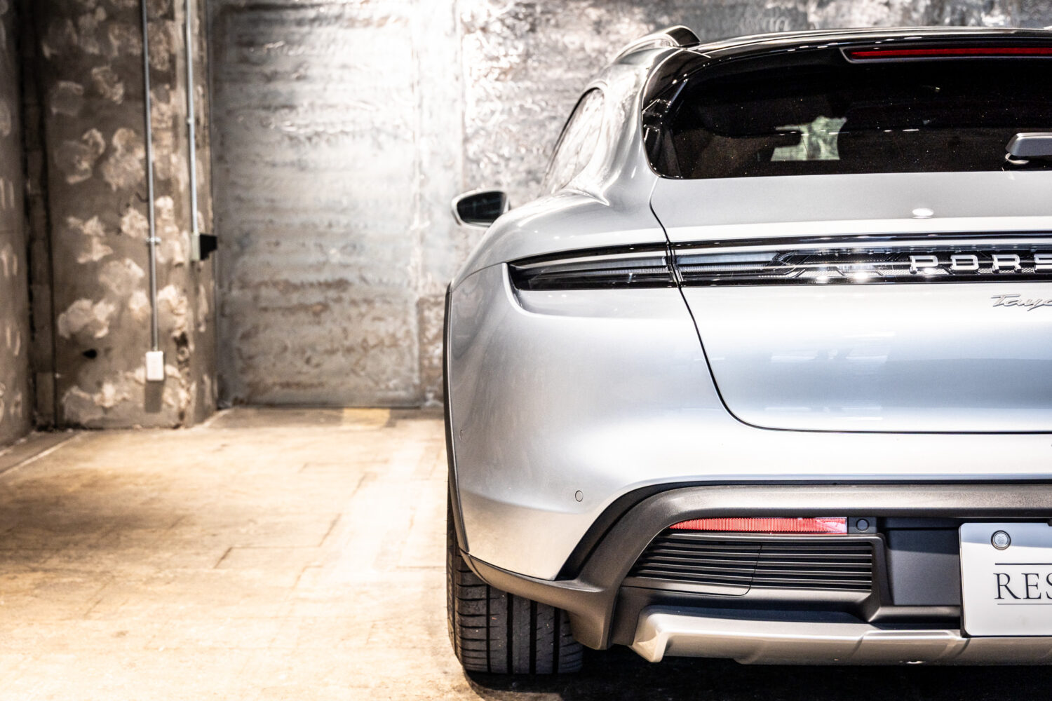 タイカンクロスツーリスモ 4 4+1シート 4WD