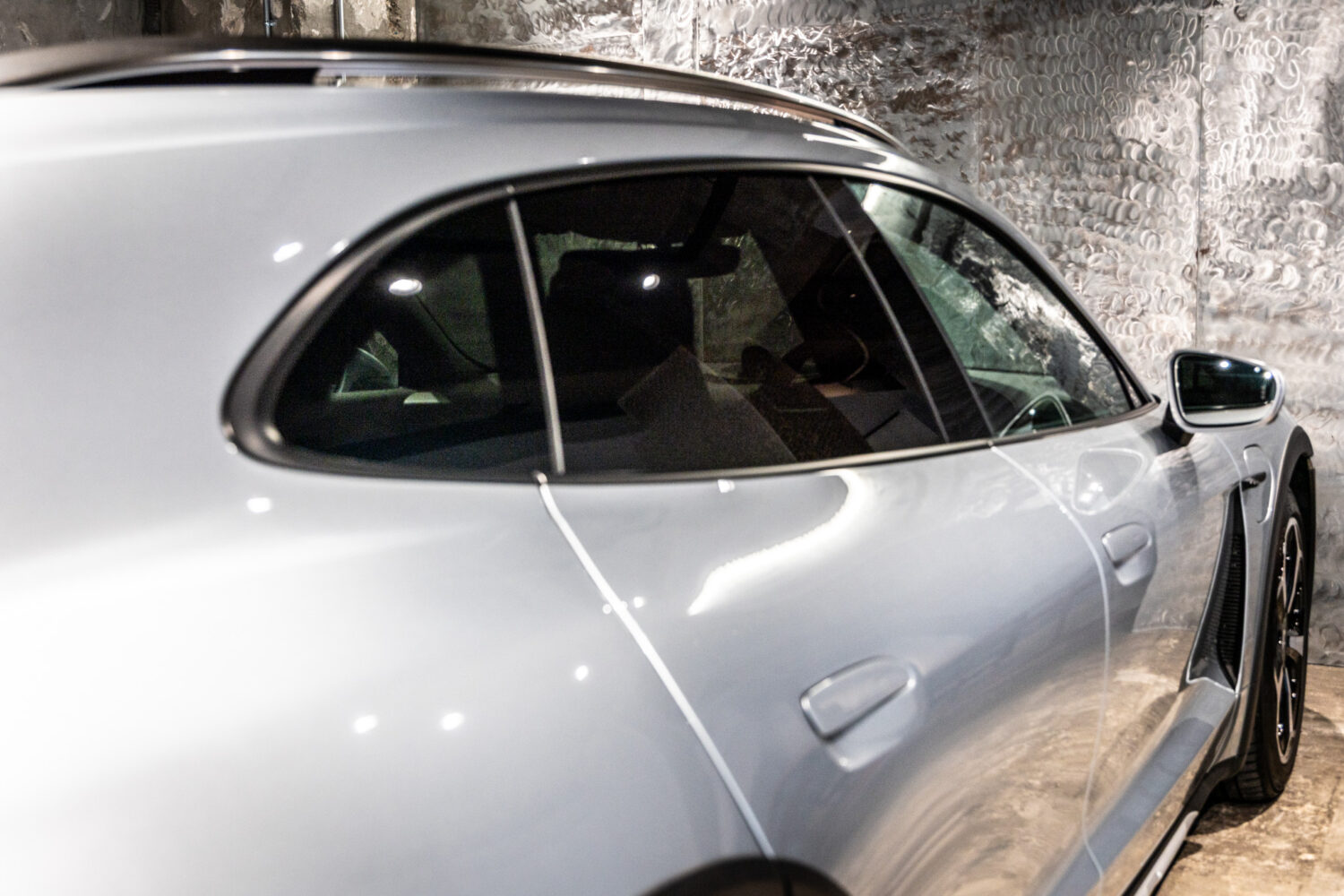 タイカンクロスツーリスモ 4 4+1シート 4WD