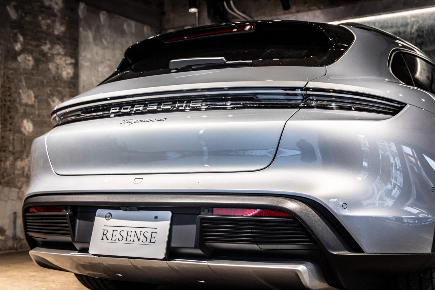 タイカンクロスツーリスモ 4 4+1シート 4WD