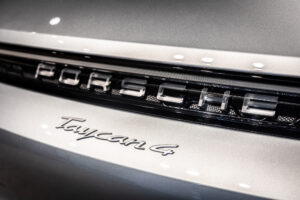 タイカンクロスツーリスモ 4 4+1シート 4WD