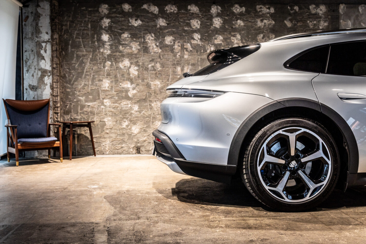 タイカンクロスツーリスモ 4 4+1シート 4WD