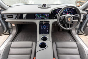 タイカンクロスツーリスモ 4 4+1シート 4WD