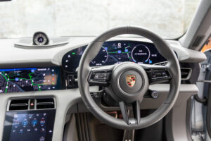 タイカンクロスツーリスモ 4 4+1シート 4WD