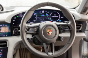 タイカンクロスツーリスモ 4 4+1シート 4WD