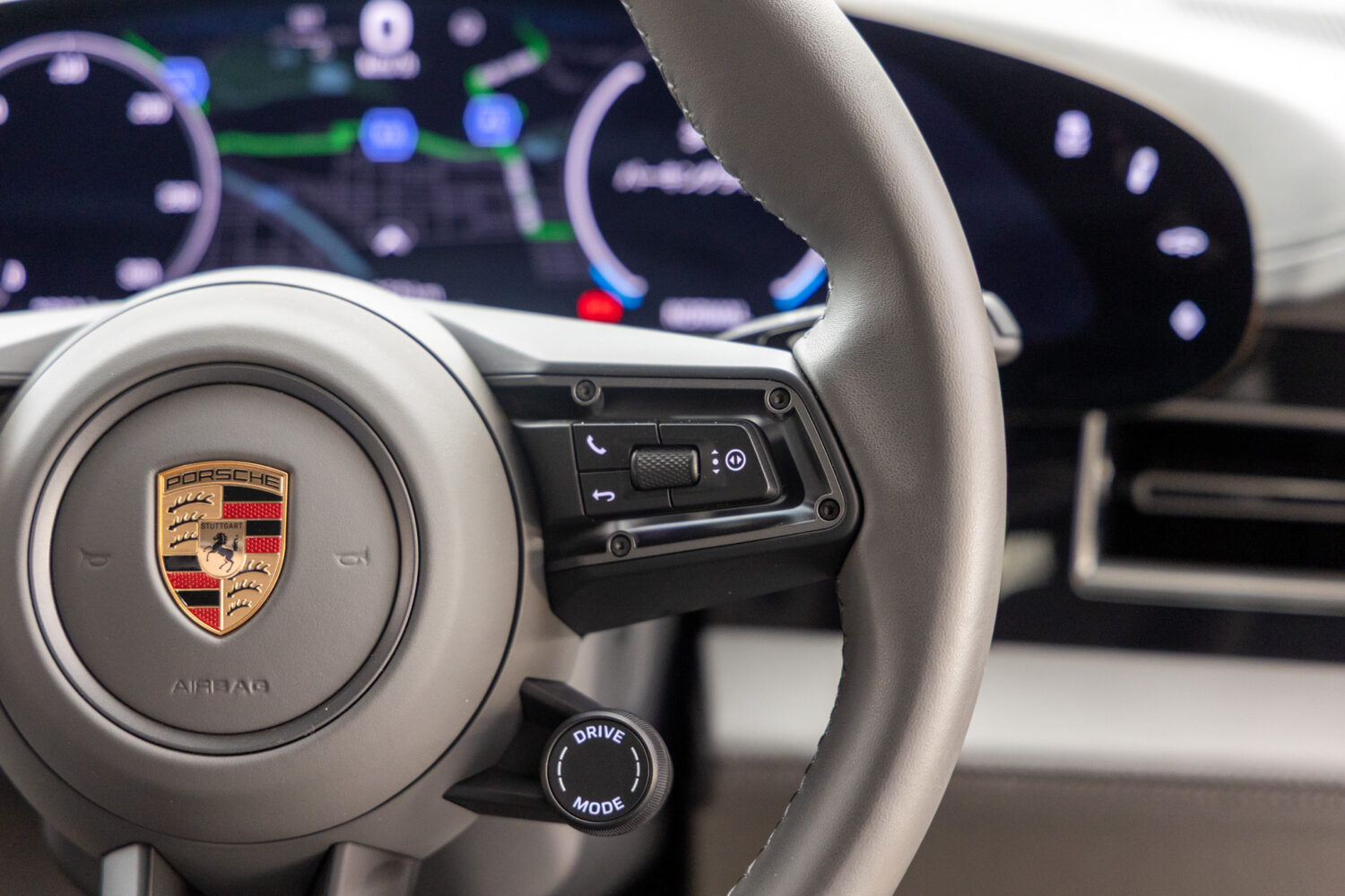 タイカンクロスツーリスモ 4 4+1シート 4WD